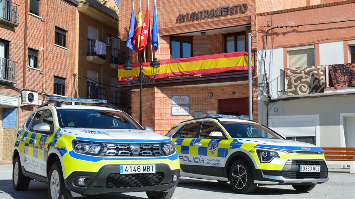 El Ayuntamiento ha puesto dos nuevos vehículos y un etilómetro a disposición de la Policía Local
