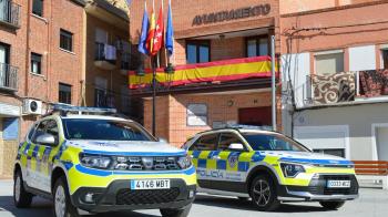 El Ayuntamiento ha puesto dos nuevos vehículos y un etilómetro a disposición de la Policía Local