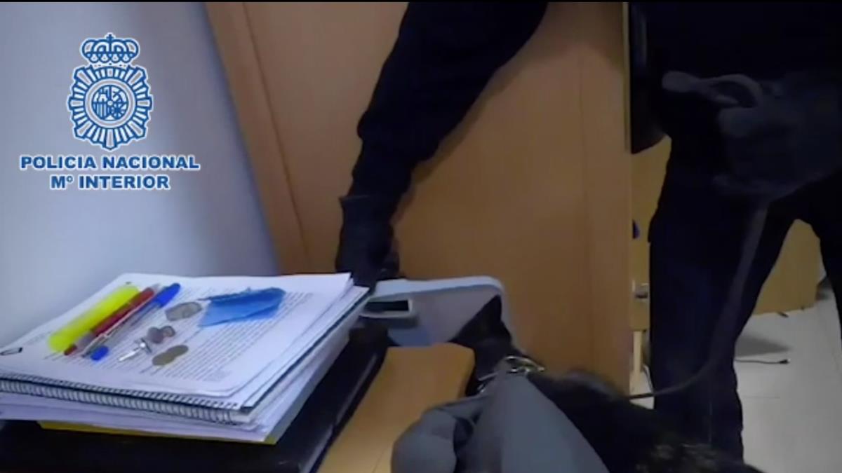 También han detenido a un interno por facilitar los contactos