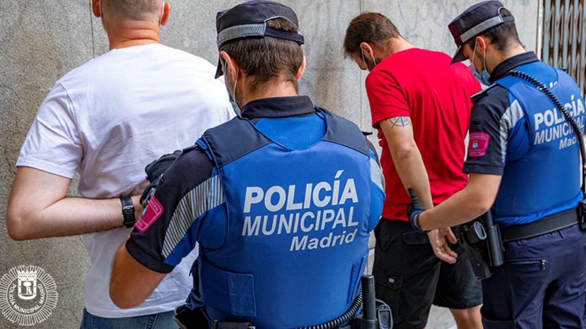 La expareja y actual pareja de una mujer protagonizaron la reyerta en plena calle, y ante los gritos de auxilio de la chica