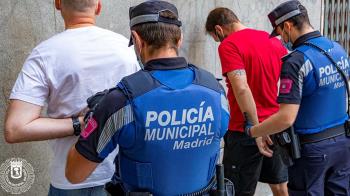 La expareja y actual pareja de una mujer protagonizaron la reyerta en plena calle, y ante los gritos de auxilio de la chica