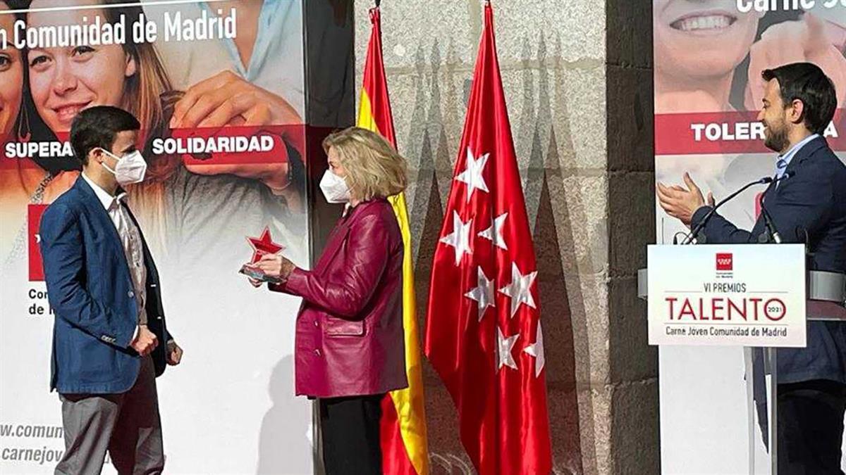 Los agraciados han sido Pedro Valverde de 19 años y Sara Revuelta, de 24