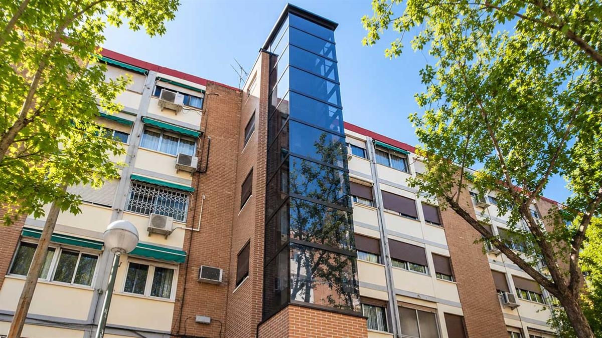 Hoy, medio siglo después, muchos de aquellos vecinos son personas mayores para quienes bajar cuatro tramos de escalera se ha convertido en un obstáculo diario. Algunos apenas salen ya de casa