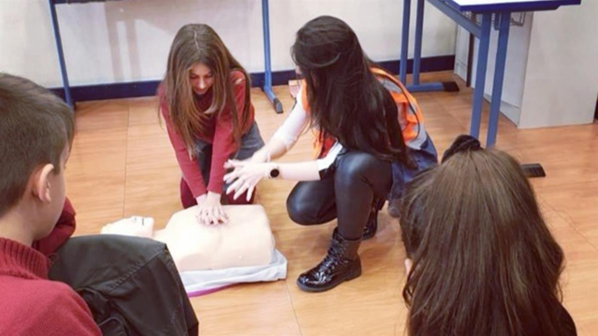 El Ayuntamiento de Serranillos del Valle informa de esta oferta de empleo en Educapluss, como formador en primeros auxilios, entre otros