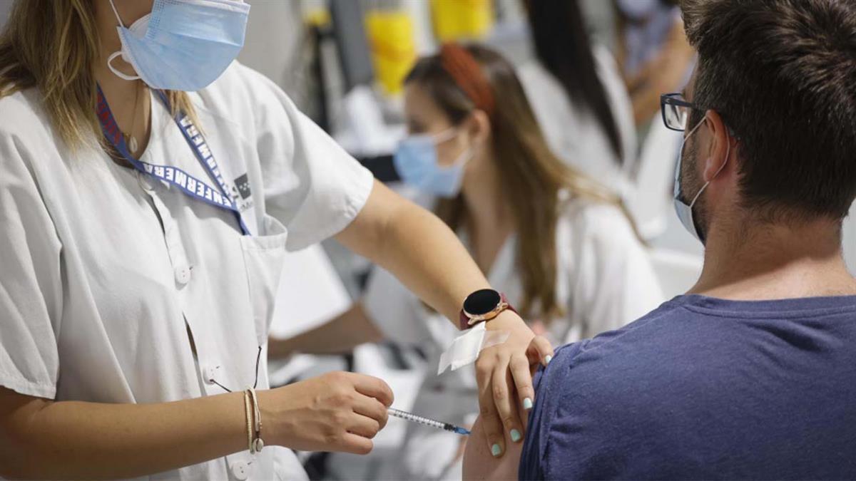 Además de este dato, la Comunidad de Madrid registra una bajada de casos por Covid-19