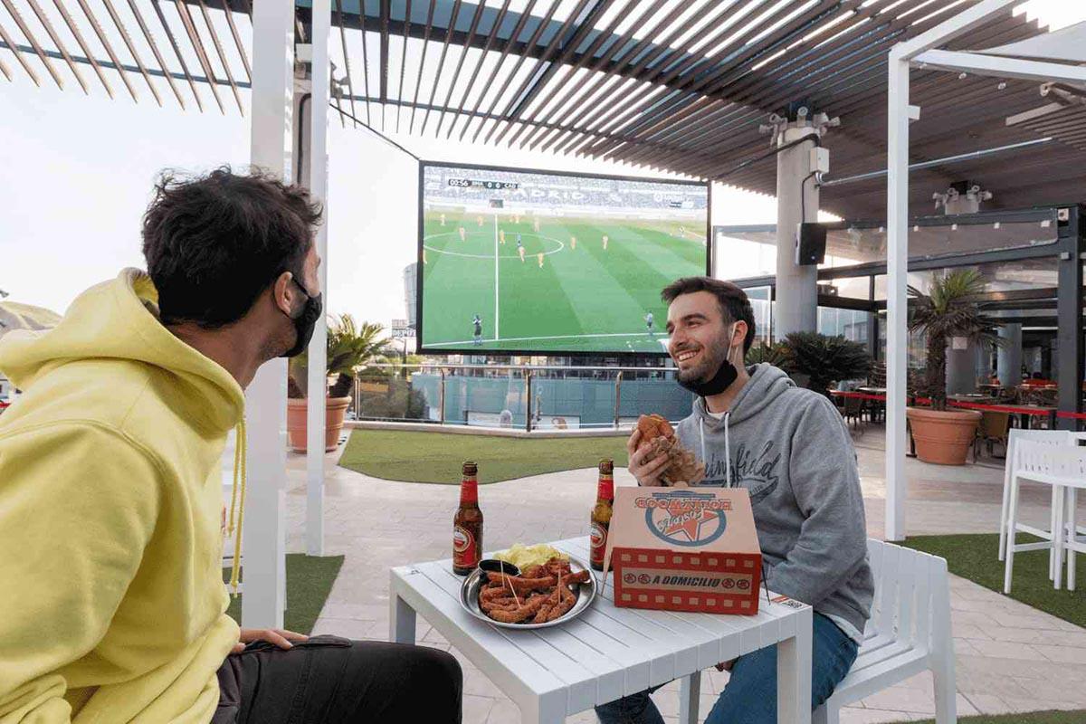 Quadernillos se reinventa con FanZone una gran terraza de uso común y su decorado de Halloween