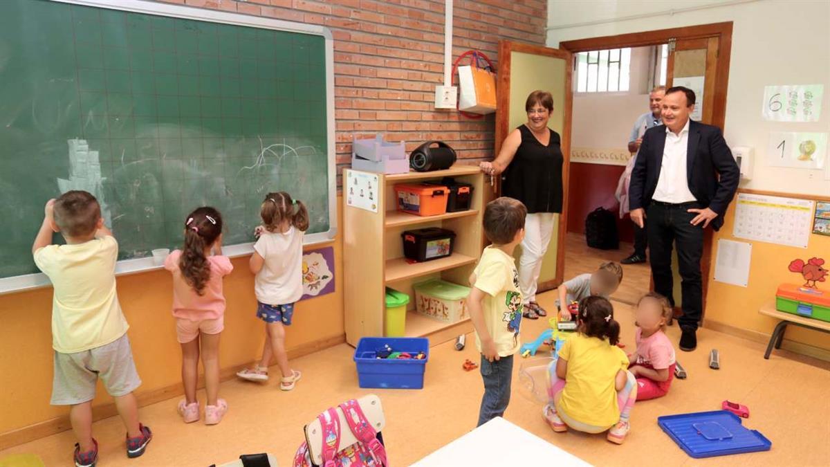 El alcalde visitó el CEIP San Pablo al inicio del curso