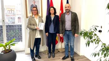 La autora de “Un extraño en los Alpes” ha sido recibida por el alcalde Jorge García.
