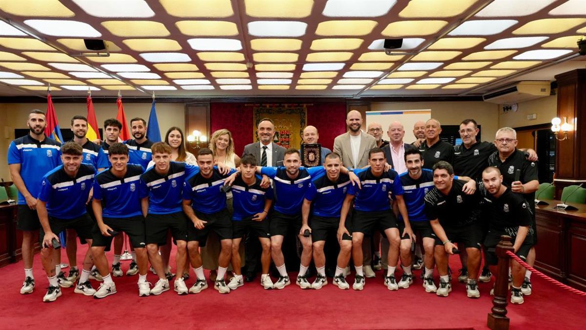 Jugadores y directivos de tres clubes mostoleños han sido recibidos en el Ayuntamiento