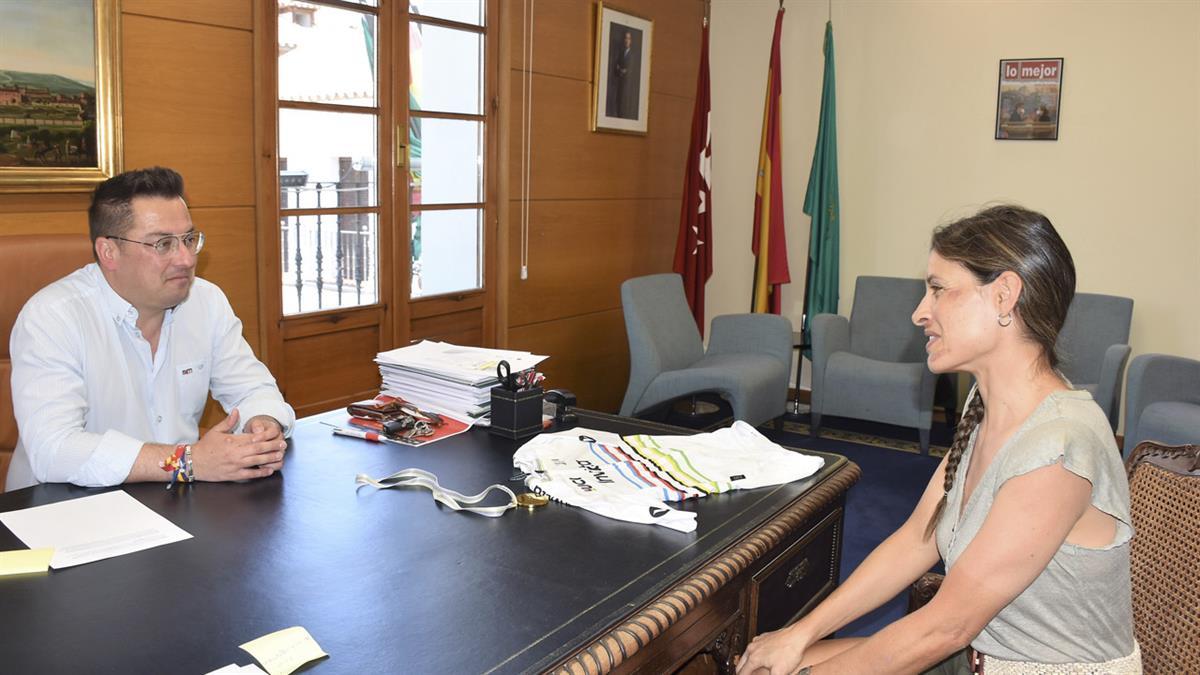 El regidor ha querido felicitar a la ciclista villaodonense por su éxito en Mountain Bike 