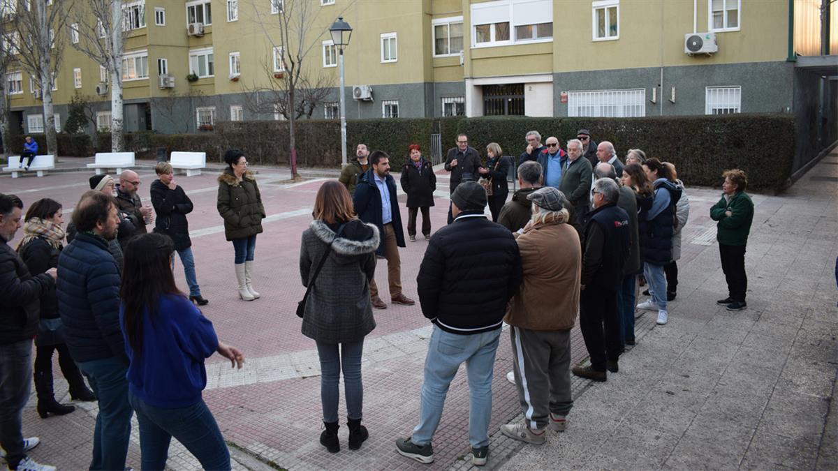 Jorge Capa ha explicado a los vecinos el estado del proyecto de reforma de este barrio