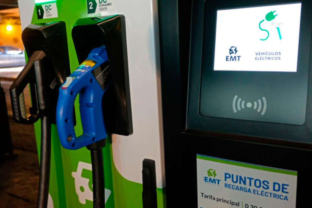 Se implantarán nuevos puntos de recarga para vehículos eléctricos, tras el aumento de coches y motos eléctricos en Madrid 