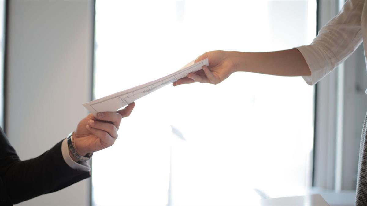 15 conserjes y 10 acompañantes sociales