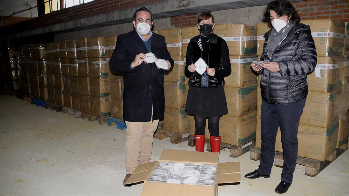 El propio ayuntamiento está repartiendo mascarillas en los domicilios, comercios, restaurantes y residencias.