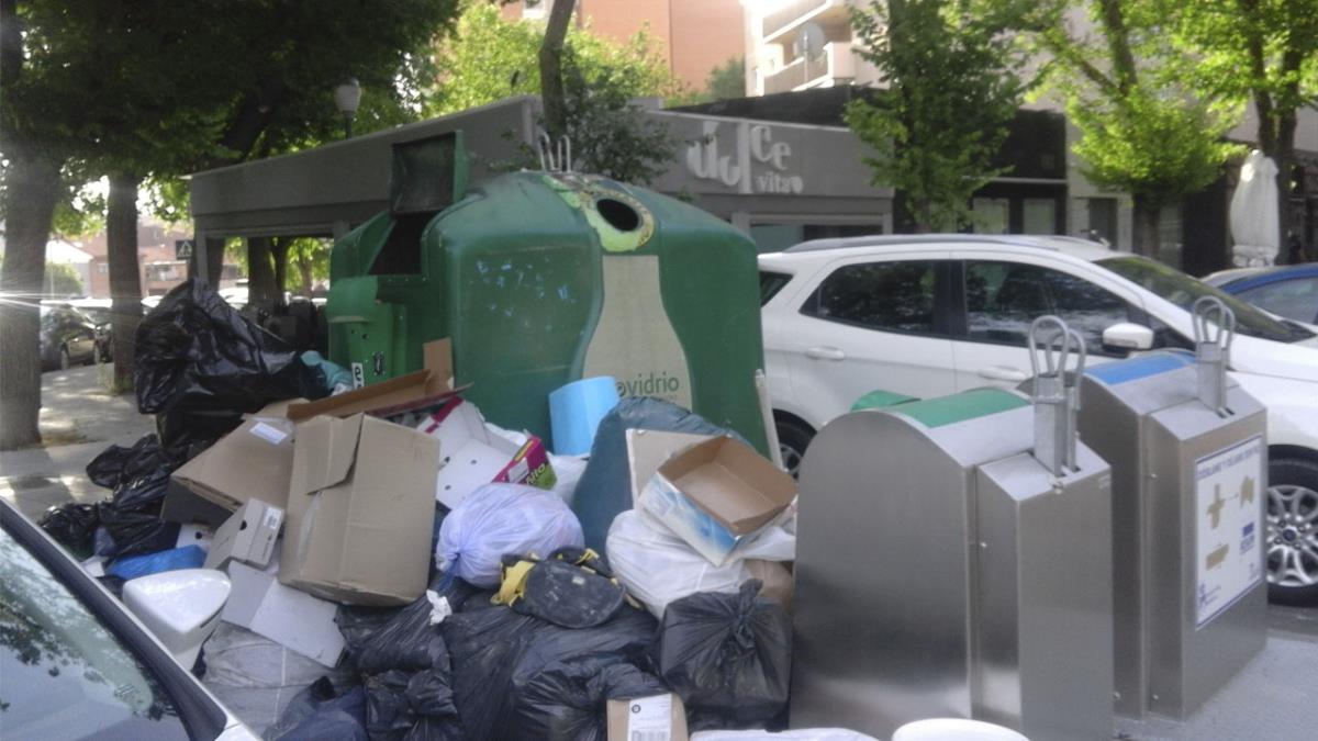Un vecino de Coslada afirma que, al pasear por la ciudad, se percibe la degradación medioambiental que sufre, sobre todo en algunos barrios del municipio