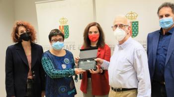 Se ha otorgado una placa a dos representantes de las mesas del Voluntariado Municipal y del Voluntariado de Entidades