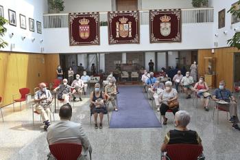 El alcalde y la concejala de Mayores dieron las gracias por su labor en los centros