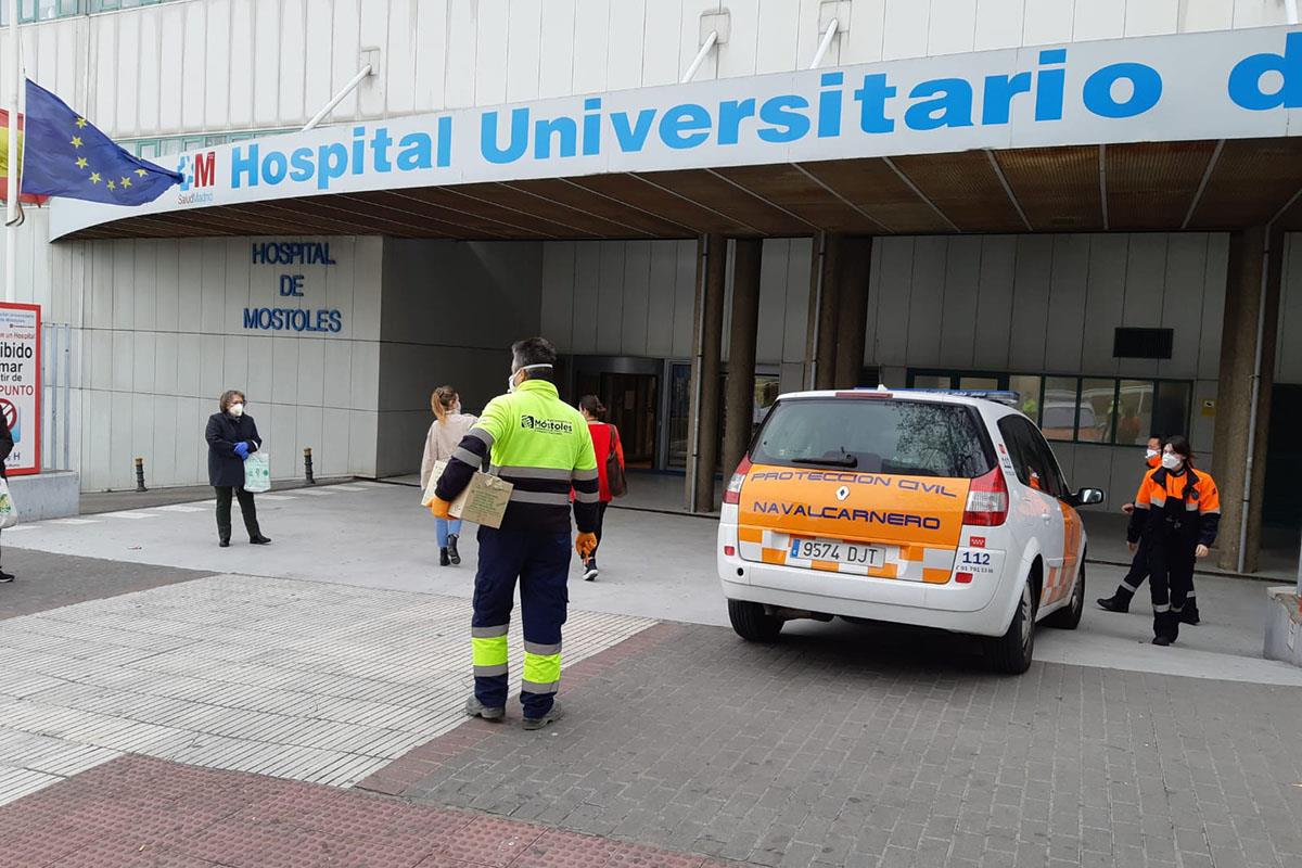 Guantes, batas, comida, mascarillas, bobinas de papel, agua o hidrogeles son algunos de los donativos