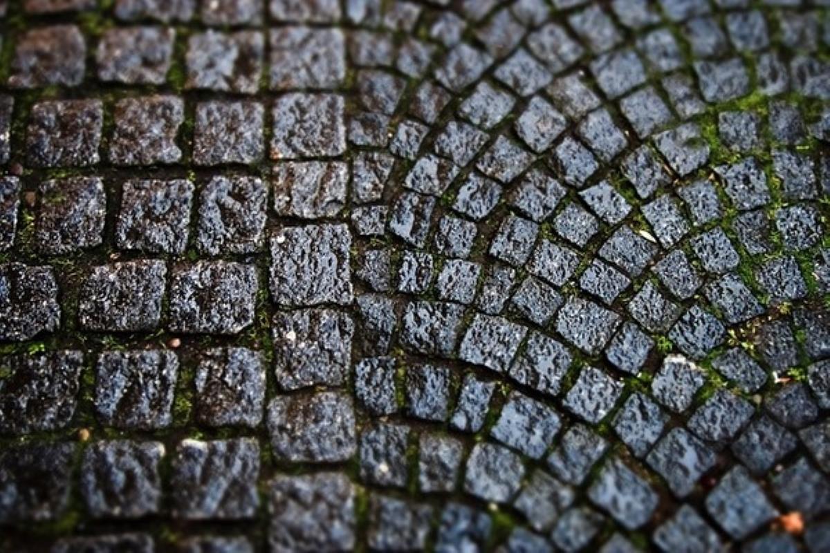 Este riesgo se potencia por el empleo de agua en la limpieza de alguno lugares