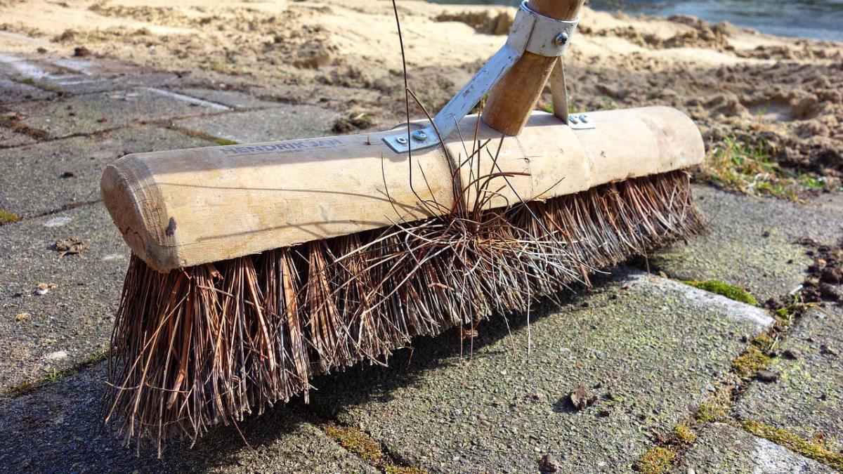 IU denuncia que la empresa sigue incumpliendo el contrato, pero esta vez gracias al acuerdo con el Consistorio 