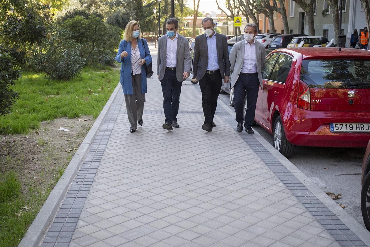 Las mejoras incluyen la repavimentación de las aceras, el rediseño de los pasos de peatones, la renovación y reubicación del mobiliario urbano y la mejora de la iluminación