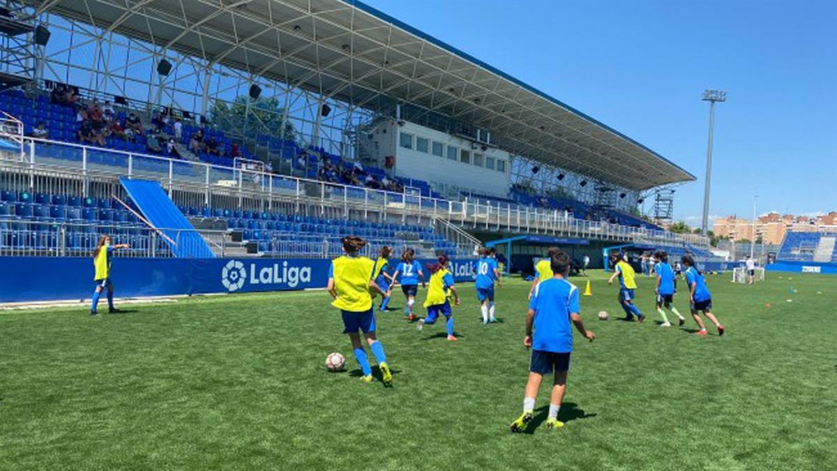 Los trabajos consisten en la instalación de protectores vallado en los campos de fútbol