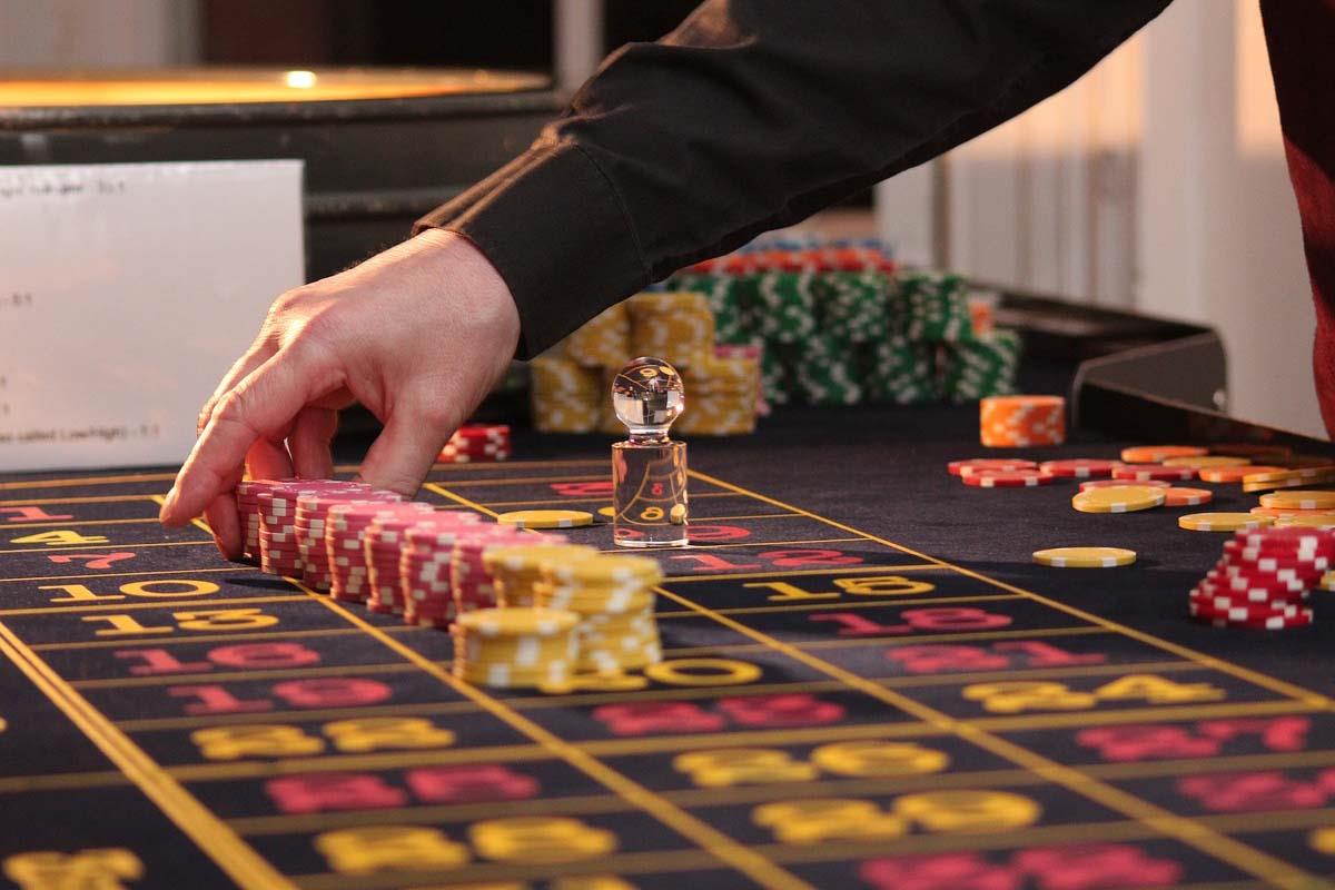 Se establecerá una distancia mínima de 300 metros entre estos establecimientos y otros espacios como centros educativos, sanitarios y asistencia social