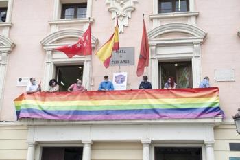 La Asociación de Abogados Cristianos se ha querellado con el alcalde complutense por colocar en el balcón del Ayuntamiento una pancarta con los colores del arcoíris
