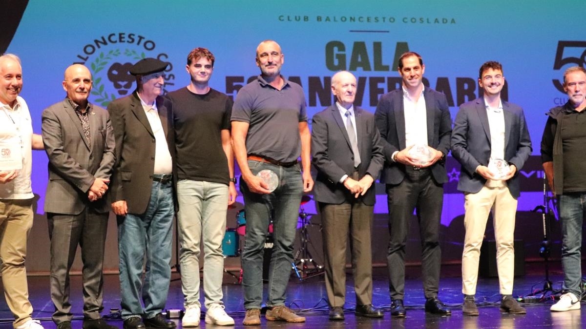 El Club Baloncesto Coslada ha celebrado su 50 aniversario con un emotivo acto que ha reunido a distintas generaciones de jugadores, entrenadores, familiares y personas vinculadas a la entidad.