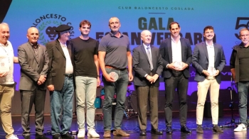 El Club Baloncesto Coslada ha celebrado su 50 aniversario con un emotivo acto que ha reunido a distintas generaciones de jugadores, entrenadores, familiares y personas vinculadas a la entidad.