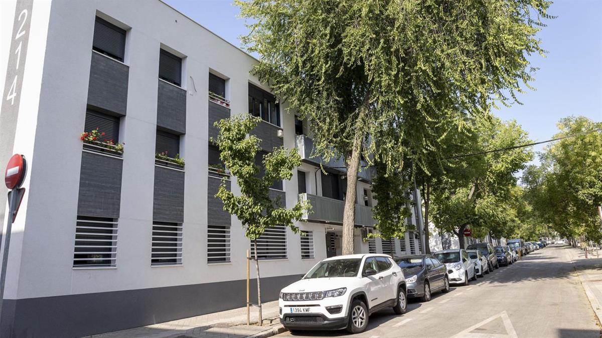 La vicealcaldesa ha visitado esta mañana este barrio del distrito de Barajas en donde el Ayuntamiento ha rehabilitado 32 inmuebles
