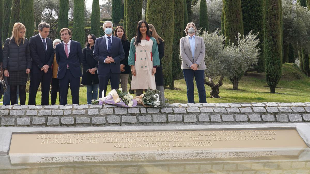 ‘Monumento construido como homenaje a las víctimas de los atentados del terrorismo yihadista del 11 de marzo de 2004’ 