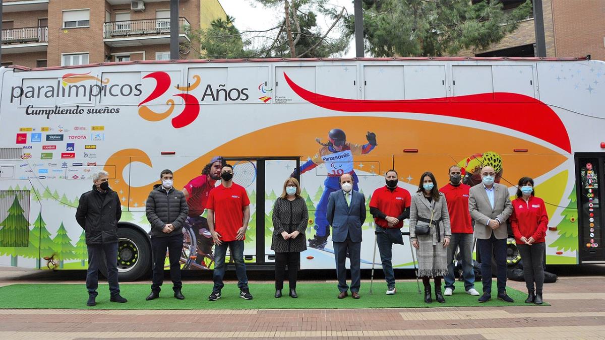 Este autobús inició su recorrido en la Plaza de España frente a la Casa Consistorial para posteriormente realizar un itinerario por las distintas calles del municipio
