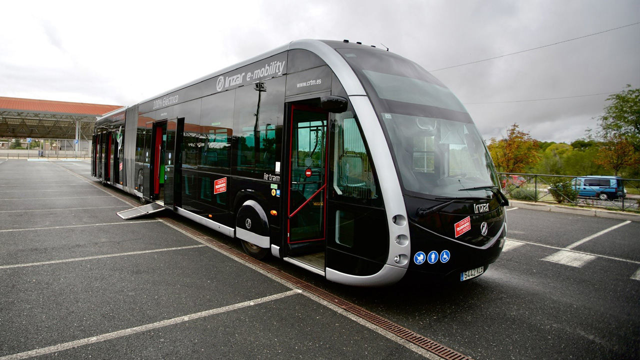 El nuevo autobús presentado por la presidenta regional unirá el municipio con Las Rozas