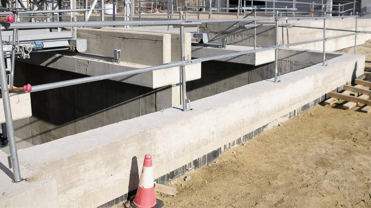 El Canal de Isabel II continúa con las obras  de mejora y modernización de sus instalaciones de bombeo y depuración de aguas residuales en Boadilla del Monte. 