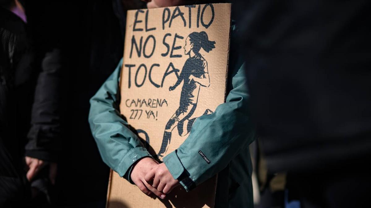 PSOE y Más Madrid han respaldado las movilizaciones vecinales contra la decisión del Ayuntamiento de construir un centro de mayores en el patio del centro educativo