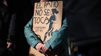 PSOE y Más Madrid han respaldado las movilizaciones vecinales contra la decisión del Ayuntamiento de construir un centro de mayores en el patio del centro educativo