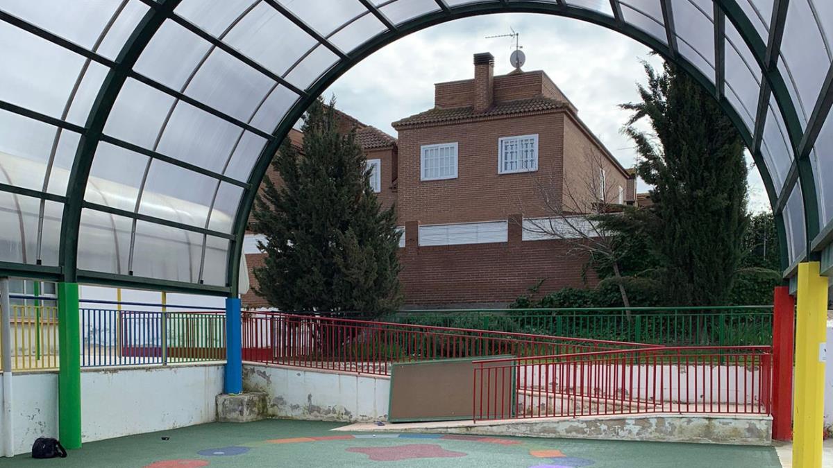 Entre otras tareas, se han sustituido las dos cubiertas del patio donde juegan los alumnos de Infantil del colegio