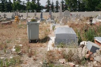 ¿Lo abandonaréis para siempre? pregunta una usuaria del cementerio que afirma tener a familiares enterrados entre "hierbajos y asfalto levantado"