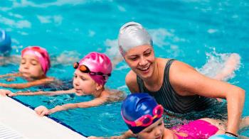 El Centro Acuático Deportivo Galeón oferta cursos intensivos de natación para los meses de julio y agosto