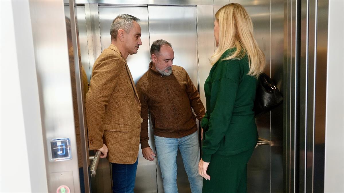 Manuel Bautista ha comprobado la instalación del nuevo elevador en el centro municipal de mayores de Parque Coimbra 