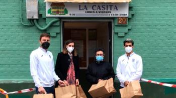 Patricia Praena, Iribas e Iban Salvador llevaron las tortillas al comedor social La Casita