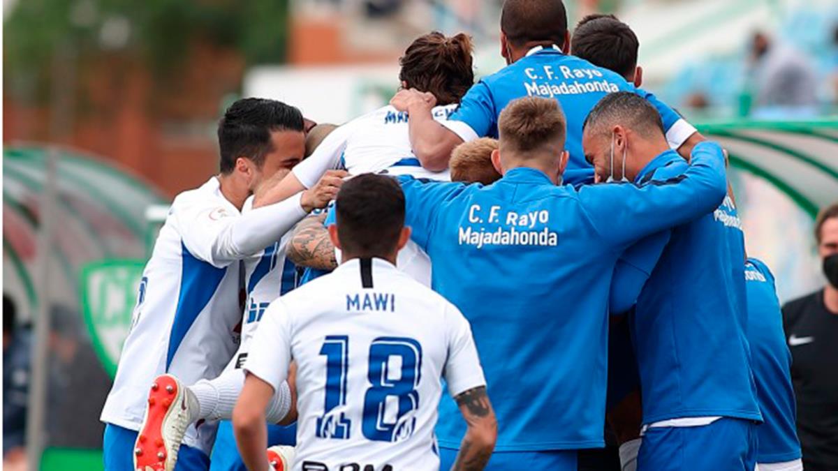 Nuestra primera plantilla ganó al CF Villanovense por 0-2 y logra estar en la siguiente división en la temporada 2021/2022