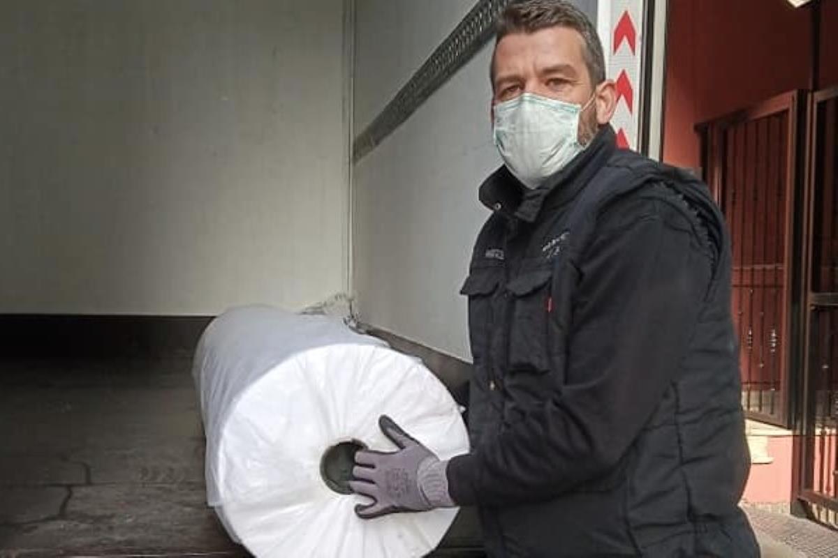 La entidad colabora así con los voluntarios y voluntarias de Majadahonda que elaboran material de protección