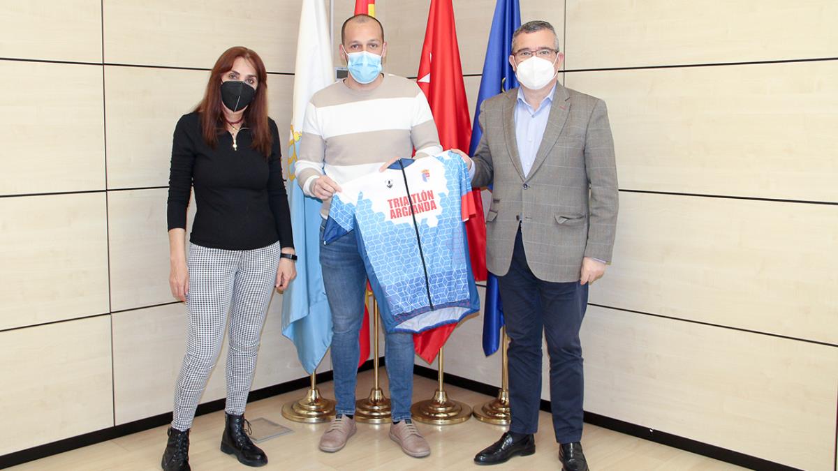 A la firma han asistido Guillermo Hita, el alcalde de Arganda; Alicia Amieba, la concejala de Deportes; y el presidente del club, Luis López.