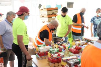 Trabajadores de metro donan alimentos de primera necesidad en bolsas a la Asociación San Ricardo Pámpuri de Fuenlabrada