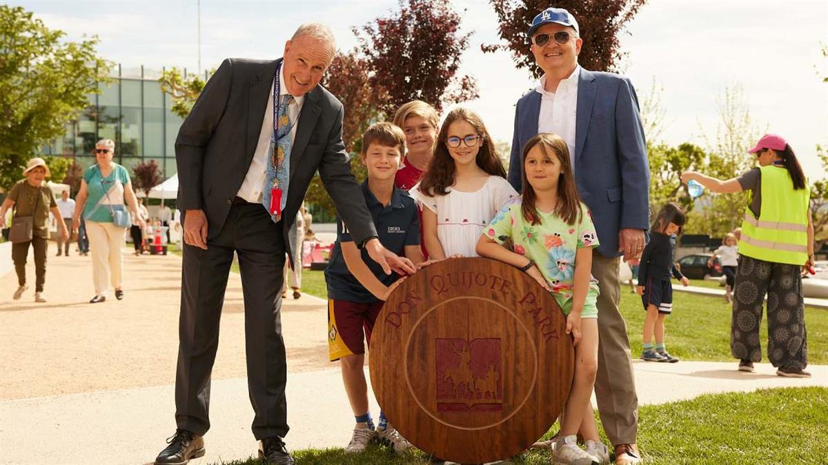 Inaugura su nuevo "Parque Don Quijote" 