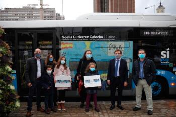 El alcalde de Madrid ha presentado los dos autobuses vinilados con los dibujos ganadores del certamen infantil