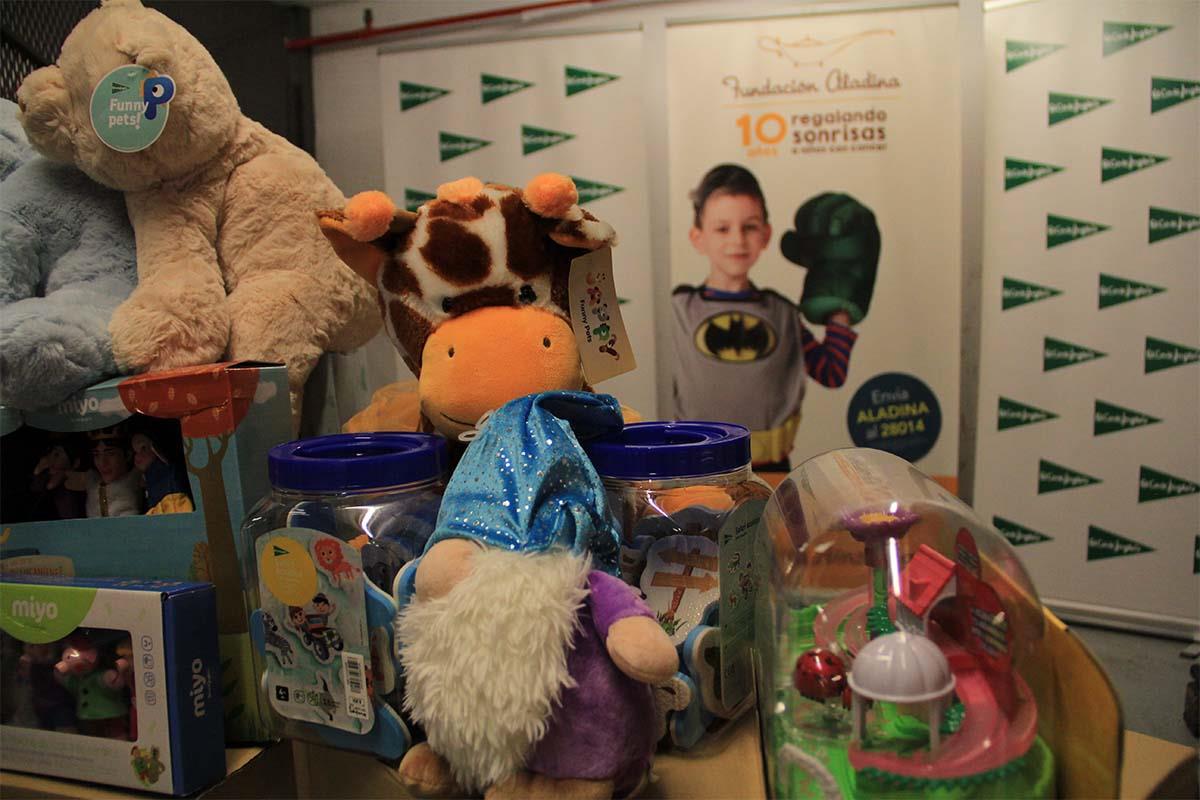 La fundación Aladina recibe por parte de El Corte Inglés una gran cantidad de juguetes en los hospitales españoles