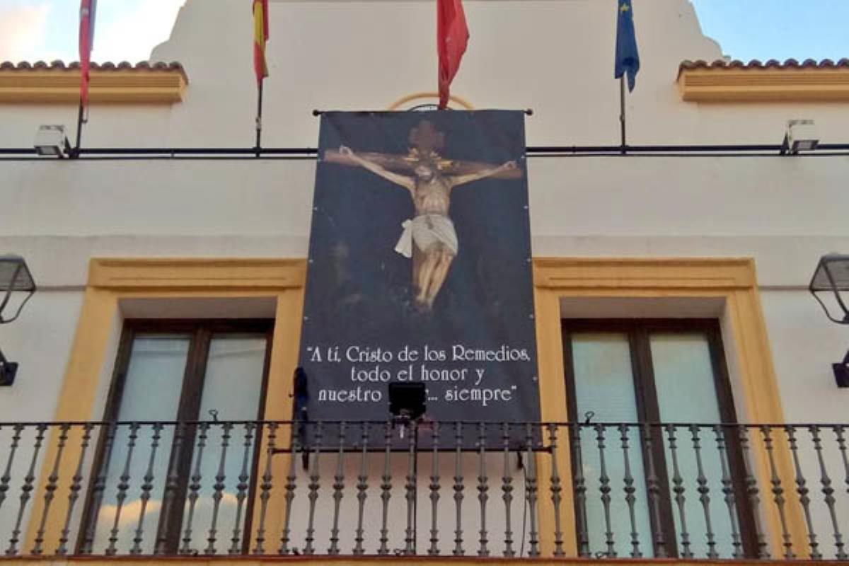 Podemos reclama que se retire una banderola religiosa de la fachada del ayuntamiento